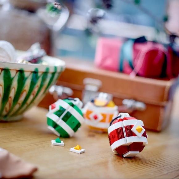 LEGO Limited Edition 2023 Christmas Decor Set 40604 (182 Pieces), NIB - Picture 5 of 16